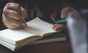 Jak zacząć rozprawkę z tezą: skuteczne wprowadzenie i przykłady