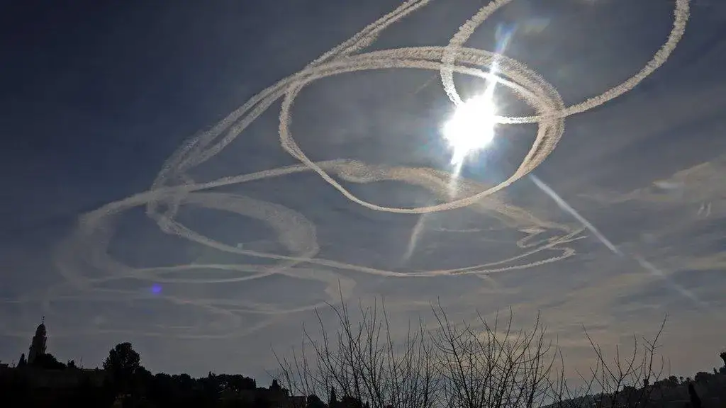 Zdjęcie Chemtrails - co to jest i dlaczego są uważane za mit?