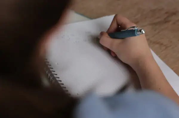 Co powinna zawierać rozprawka? Kluczowe elementy i struktura